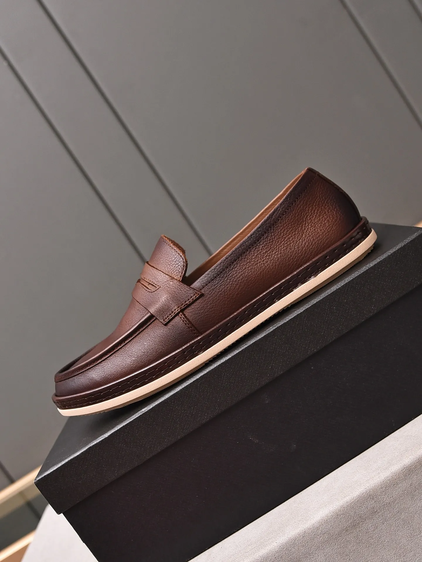 👟👟👟Men's Men's Shoes💰P460 [Artificial Rubbing Color]🆕🔥New Updates🔥👟PRADA (Prada) new products are released, imported soft cowhide, fashionable to allow air to penetrate the entire shoe, awesome shoes [strong] bring extremely comfortable and breathable feeling! Beautiful inside and out! Exquisite workmanship, top-grade cowhide material, 😌Size: 38~44, single color choice.